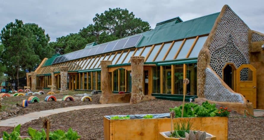 Earthship, un habitat autonome en matériaux recyclés