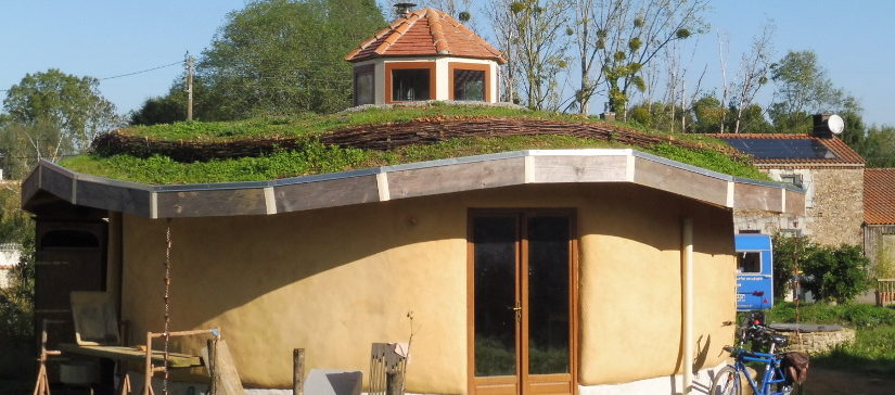 La paillourte (maison en paille) La paillourte (maison en paille)