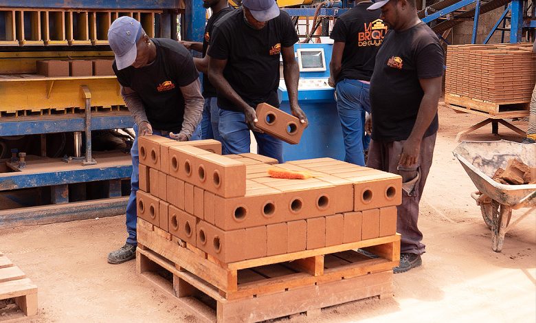 Brique latéritique locale & habitât modulaire “SymbioFlex” made in Guyane